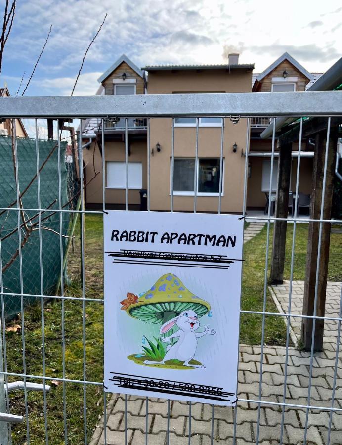 Rabbit Apartman Mosonmagyaróvár Exteriör bild